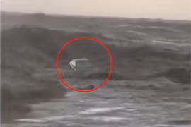 Ô tô bị cuốn trôi ra biển trong cơn bão dữ dội tại Hy Lạp