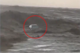 Ô tô bị cuốn trôi ra biển trong cơn bão dữ dội tại Hy Lạp