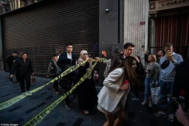 Khoảnh khắc vụ nổ kinh hoàng ở trung tâm thành phố Istanbul