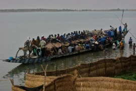 Chìm thuyền chở người đi đám cưới, 100 người thiệt mạng