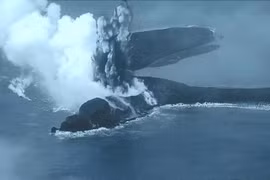 Núi lửa phun trào trên hòn đảo mới hình thành ở Nhật Bản