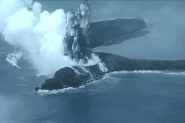 Núi lửa phun trào trên hòn đảo mới hình thành ở Nhật Bản