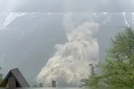 Khoảnh khắc sông băng đổ ập xuống, vùi lấp ngôi làng ở Thụy Sĩ