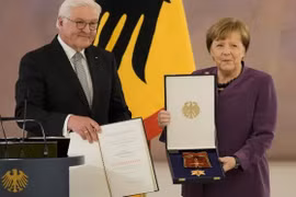 Bà Angela Merkel nhận huân chương cao quý nhất của Đức