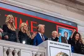 Xem ông Donald Trump rung chuông mở cửa sàn chứng khoán lớn nhất thế giới