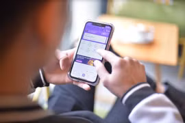 Giữa “bão” tăng phí SMS ngân hàng: Ngân hàng nào đang 'chiều' khách hàng, miễn nhiều loại phí nhất?