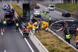 Trực thăng lao xuống, đâm trúng ô tô trên đường vành đai
