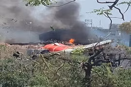 Ấn Độ: Rơi máy bay chở hàng trăm hành khách