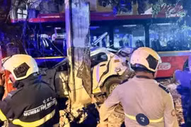 Ấn Độ: Xe buýt lao vào đám đông, hàng chục người thương vong