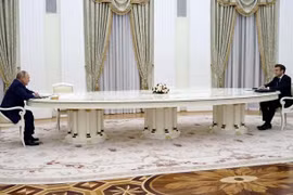 Hé lộ lý do Tổng thống Pháp - Nga ngồi cách nhau 4m ở Điện Kremlin