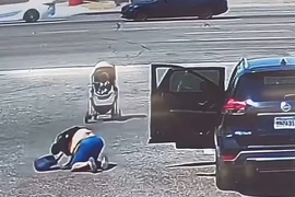 Thót tim cảnh xe nôi trẻ em trôi từ lề đường vào tuyến cao tốc đông đúc xe cộ