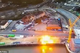 Khoảnh khắc quả bom từ Thế chiến II bất ngờ phát nổ ở Anh