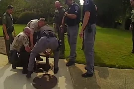 Trốn trong cống thoát nước, tên trộm vẫn bị cảnh sát phát hiện