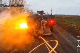 Khoảnh khắc drone Nga chui vào xe bọc thép chở quân của Ukraine