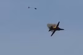 Máy bay lao xuống bãi đỗ xe tại triển lãm hàng không ở Mỹ