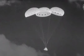 Khoảnh khắc tàu vũ trụ Starliner của Boeing hạ cánh thành công xuống New Mexico