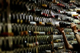 Tại sao Pháp chi hàng trăm triệu USD để tiêu hủy rượu vang dư thừa?