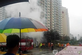 Trực thăng Hàn Quốc lao xuống trung tâm thành phố, 3 người chết