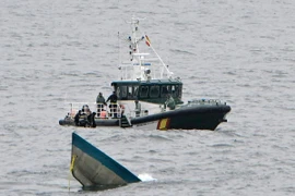 Tàu ngầm nghi chở ma túy bị vỡ làm đôi ở Tây Ban Nha