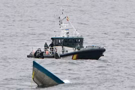 Tàu ngầm nghi chở ma túy bị vỡ làm đôi ở Tây Ban Nha