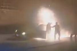 Cảnh sát kịp thời cứu người lái xe khỏi ô tô đang bốc cháy