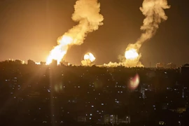 Israel không kích khắp Dải Gaza đáp trả vụ phóng rocket