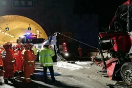 Xe buýt đâm vào tường đường hầm cao tốc, 14 người thiệt mạng