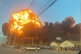 Máy bay chở hàng rơi gần sân bay quốc tế ở Mỹ, bốc cháy dữ dội