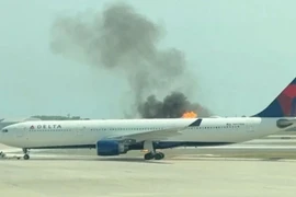Khoảnh khắc máy bay chở gần 300 người bị cháy động cơ khi chuẩn bị cất cánh tại Mỹ