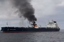 Anh điều tra thông tin tàu hàng bị tấn công ở eo biển Bab al-Mandab