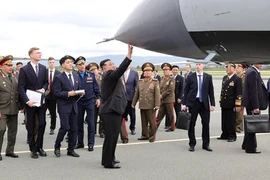 Ông Kim Jong-un tham quan tên lửa siêu vượt âm Kinzhal, tàu khu trục Nga