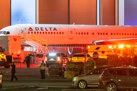 Nổ lốp máy bay tại Mỹ khiến 2 người tử vong