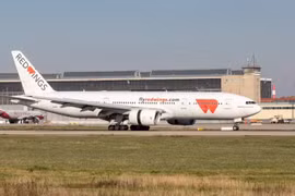 Máy bay chở 425 người khởi hành từ Nga bị cháy động cơ 