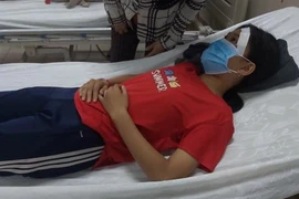 [Tin nhanh tối 13-12-2020] Nữ sinh bị đạp ngã xuống hố sâu sau va chạm giao thông