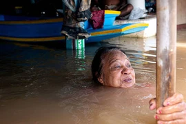 Lũ lụt kinh hoàng ở Thái Lan, ít nhất 13 người chết, hàng nghìn du khách nước ngoài bị mắc kẹt