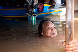 Lũ lụt kinh hoàng ở Thái Lan, ít nhất 13 người chết, hàng nghìn du khách nước ngoài bị mắc kẹt