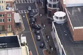 Mỹ bắt giữ đối tượng mặc áo giáp, mang theo 5 khẩu súng vào siêu thị