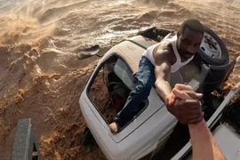 Xem trực thăng giải cứu ngoạn mục người lái xe bồn dưới dòng nước dữ