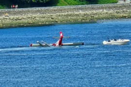 Khoảnh khắc thủy phi cơ va chạm với 1 chiếc thuyền ở Canada