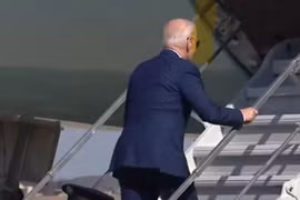 Tổng thống Mỹ Joe Biden bị vấp 2 lần khi lên chuyên cơ Air Force One