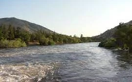 Ngã xuống sông, bé gái 8 tuổi tử vong thương tâm