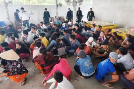 [Tin nhanh sáng 6-1-2021] Tạm giữ 75 đối tượng tại tụ điểm đánh bạc quy mô lớn