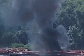 Trực thăng va vào đường dây điện, rơi trúng sà lan trên sông ở Mỹ