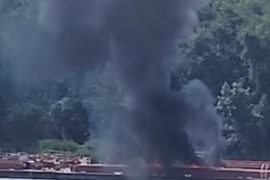 Trực thăng va vào đường dây điện, rơi trúng sà lan trên sông ở Mỹ