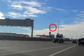 Khoảnh khắc máy bay đâm vào tòa nhà ở Mỹ, 2 người tử vong