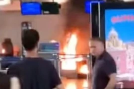 Cảnh phóng hỏa gây hoảng loạn tại sân bay ở Milan, Italy