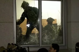 Cảnh binh sĩ Hàn Quốc vào tòa nhà Quốc hội để thực thi lệnh thiết quân luật