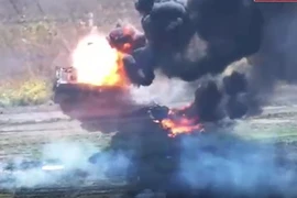 Khoảnh khắc máy bay không người lái Nga phá hủy xe tăng Ukraine tại tỉnh Kursk