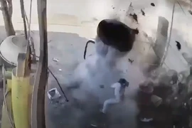 [Tin nhanh tối 25-2-2021] Lốp ô tô phát nổ, chủ gara tử vong thương tâm