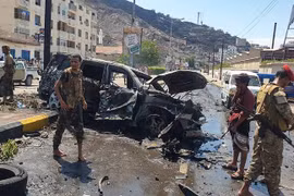 Đánh bom xe tại Yemen, Thống đốc Aden may mắn sống sót
